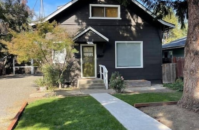 Cute vintage style boho apartment near downtown Medford. Convenient to medical and I-5 freeway.