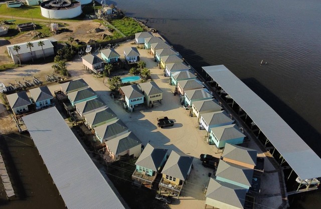 Cute waterfront bungalow, tons of amenities, a small gated fishing community!