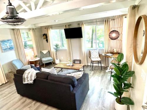 Cutest Cozy Getaway Cottage with Sunset Lakeview