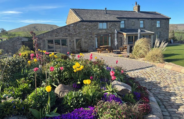 CUTHBERT HILL FARM, pet friendly, luxury holiday cottage in Chipping