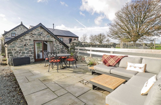 CWCH GWENYN, character holiday cottage in Llanfachraeth
