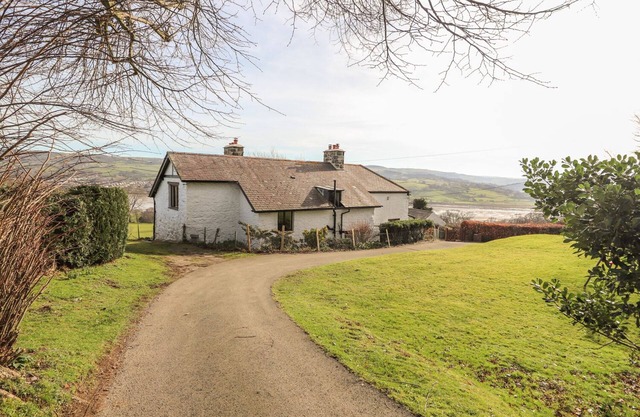 CYMRYD UCHAF, pet friendly, character holiday cottage in Conwy
