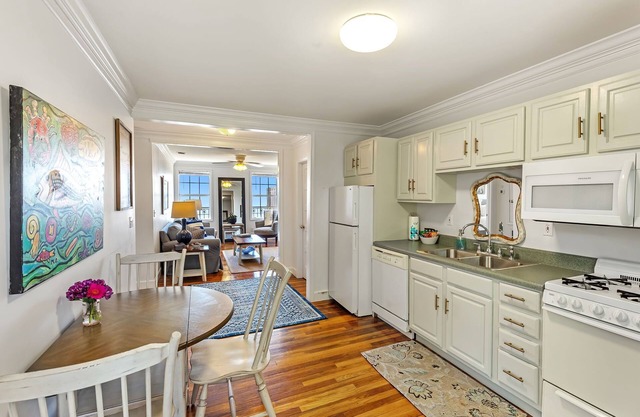 Cypress at Jubilee Suites Bed & Breakfast. 1K/1Q/1B