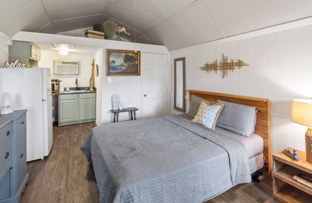 Cypress Chalet~Caddo Lake Cabin with Kayaks