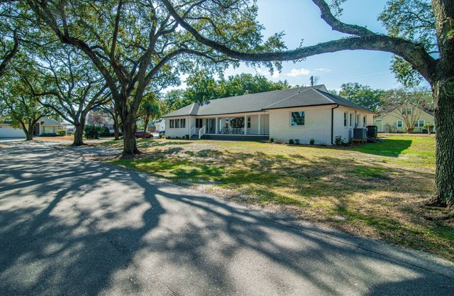 Cypress Chaos, beautiful home with incredible marsh views in Willowbank