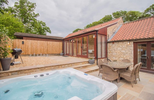 Dalby Cottage | sleeps 6 - Hot Tub, Dog Friendly - 5* Gold