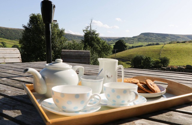 DALE VIEW, pet friendly, character holiday cottage in Lealholm