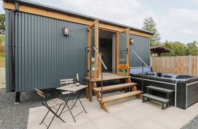 Dam View Shepherds Hut