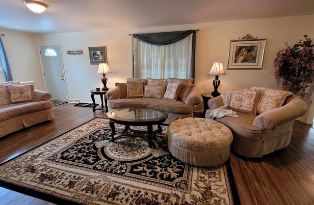 Darling 3 bed 3 bath close to downtown