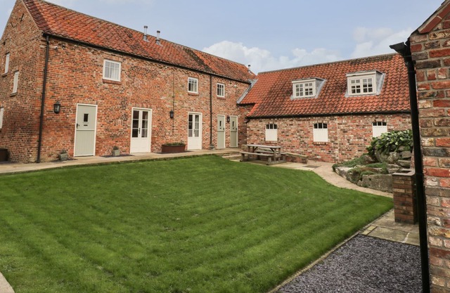 DARLING COTTAGE 2-BED, with a garden in Acaster Malbis