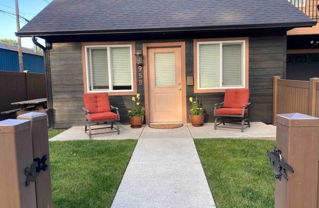 Darling Downtown Cottage - summer in CDA!