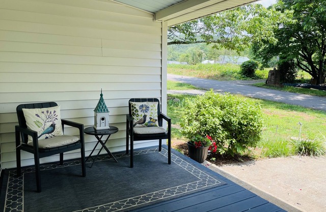 {Das Vogel Haus}nCheerful cottage getaway in Helen