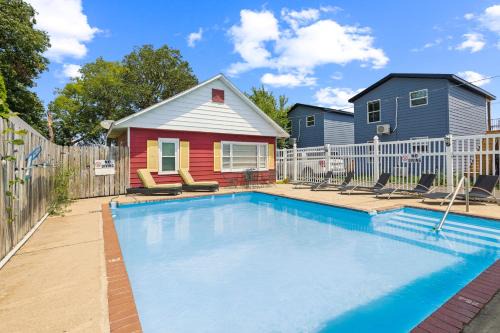 Dave's Last Resort Lakeside-Comfy Cabin 5 Hotel Room