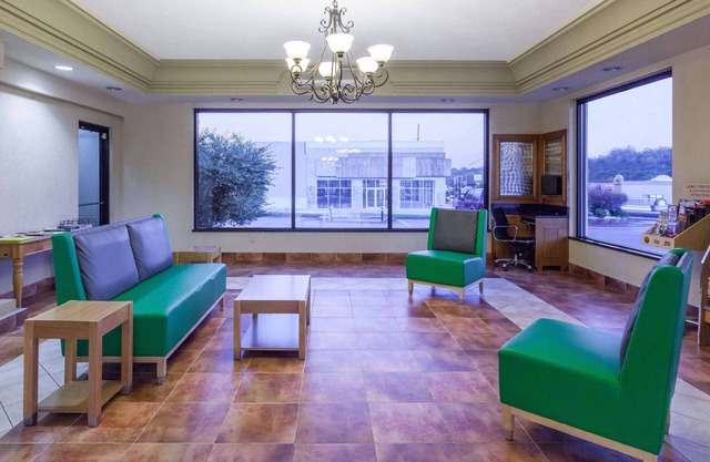 Days Inn by Wyndham Dalton