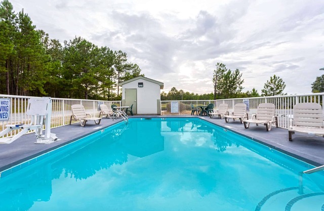 Days Inn by Wyndham Lugoff