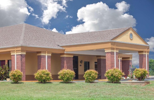 Days Inn by Wyndham Moulton