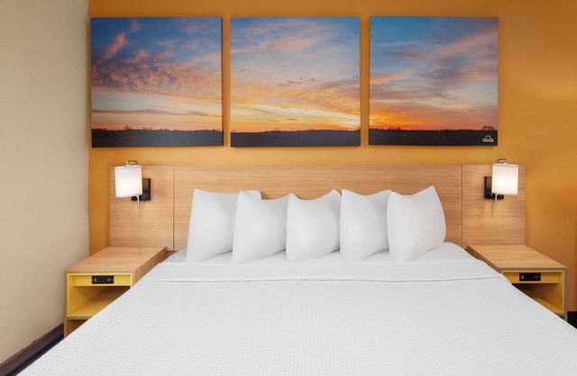 Days Inn by Wyndham Rockford I-90 Casino District