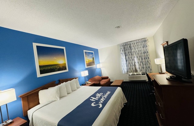 Days Inn & Suites by Wyndham Cambridge