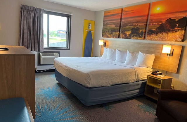 Days Inn & Suites by Wyndham Des Moines Airport