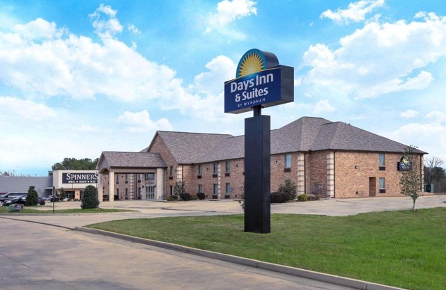 Days Inn & Suites by Wyndham Florence/Jackson Area
