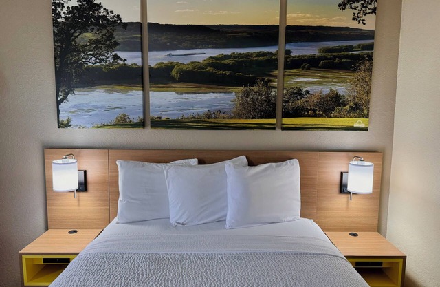 Days Inn & Suites by Wyndham Kaukauna WI