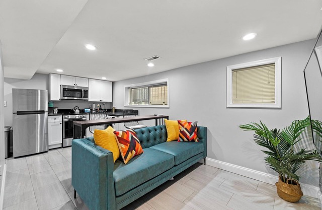 DC Urban Villa At Girard 1 Bed ~ 1 Bath - Bonus Sleeper Sofa