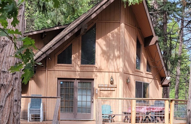 Dean Way Chalet - Spacious & Family-Friendly in Blue Lake Springs