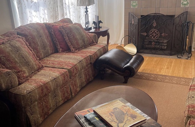 Deborah’s Inn, A charming and spacious 3-Bedroom Home in a quiet neighborhood.