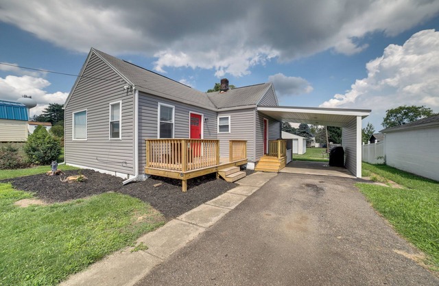 Deck & Patio: Inviting Abode in Natrona Heights!
