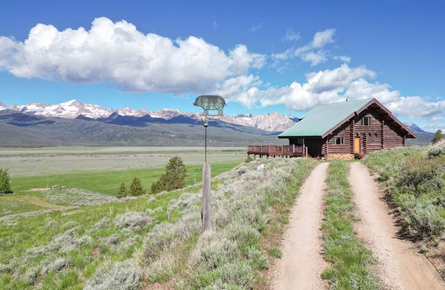 Decker Peak Log Home - Panoramic Sawtooth Mountain Views!