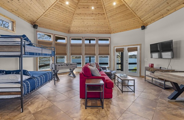 Deep Water Lake Front with Amazing Views, Dock, Game room, SUPs, and Fire Pit