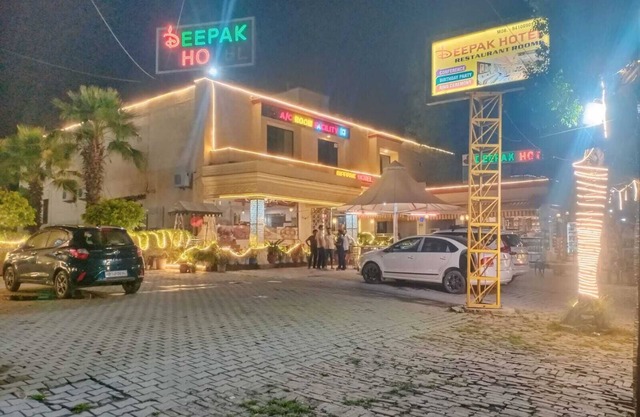 Deepak Hotel