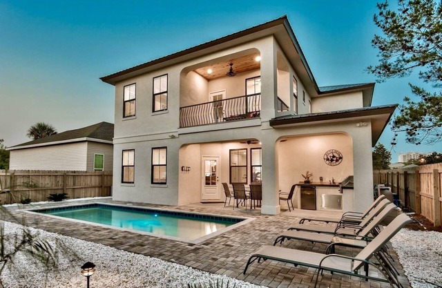 Deja Blue: Private beach steps away, Golf cart, Heated pool, Bunk rooms