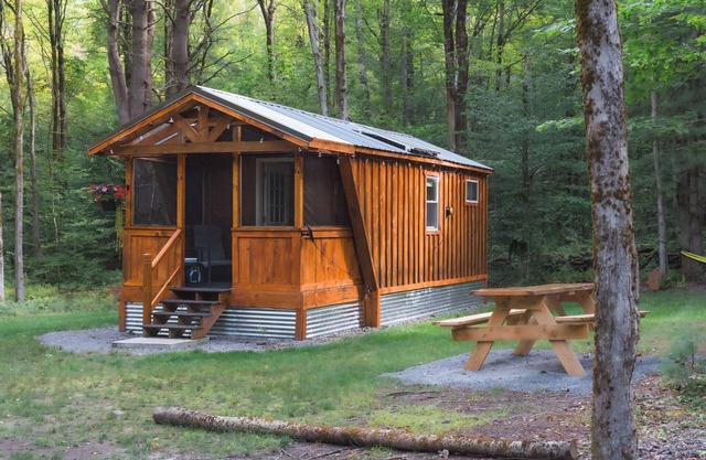 Deja Yu- Off Grid Forest Glamping Getaway - 1 Bedroom Cabin & detached Bathroom