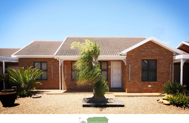 DeKeurboom Guesthouses. (Weslyn Luxury Cottage)