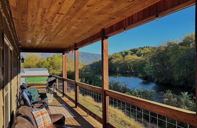Delaneice Riverside Cabins