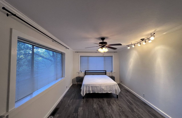 Delightful 3 Bdrm Cabin w/AC, Wifi, and Deck