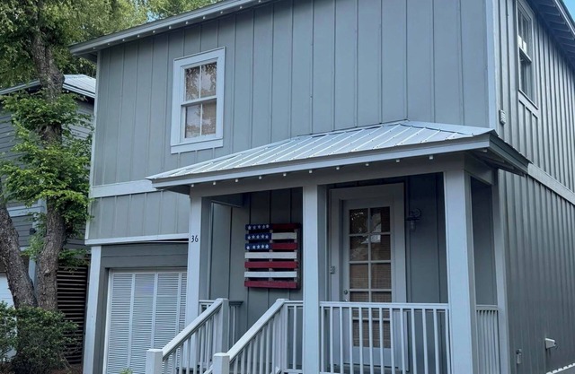 Delightful 3-bedroom cottage with screened in porch and dock in Orange Beach.