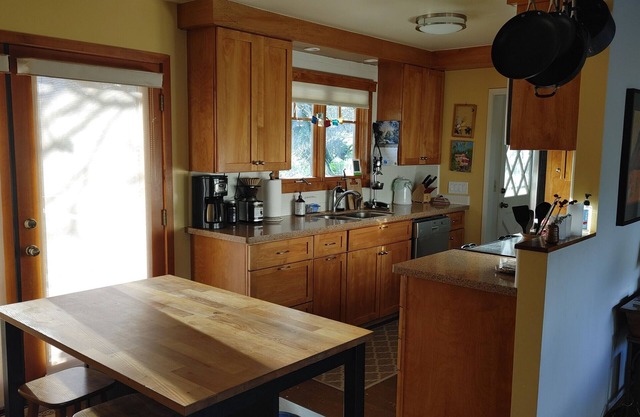 Delightful 3-bedroom house with AC inside sequoia national park