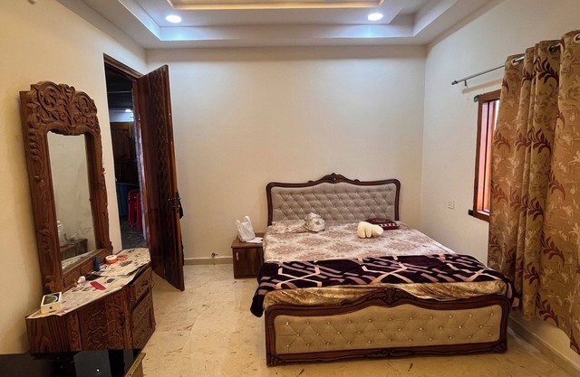Delightful 3-bedroom penthouse apartment with WiFi in vibrant Hyderabad