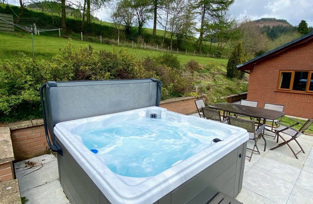 Delightful bungalow in historic village of Abbey Cwmhir