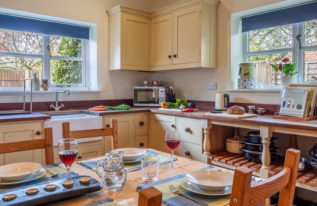 Delightful conversion in a country stud with a swimming pool - Stable Cottage