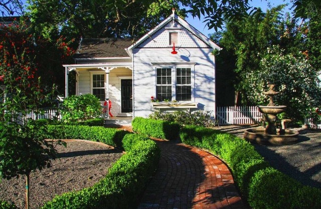 Delightful Downtown Cottage House with Modern Amenities (Breakfast Possible)