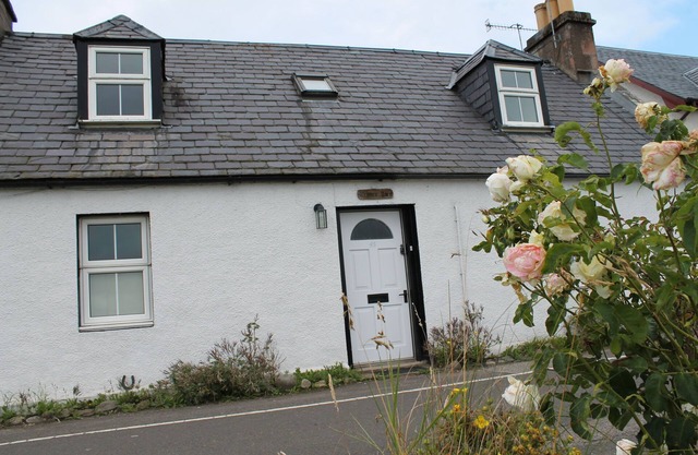 Delightful Historic Fishermans Cottage By The Sea In Lovely Conservation Area