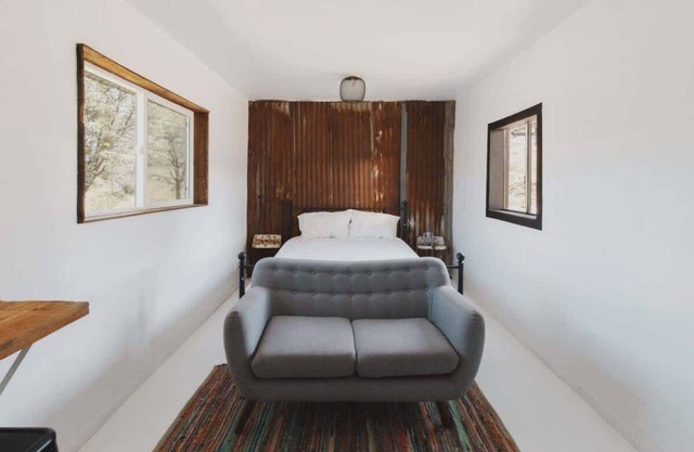 Delightful stand-alone hut with communal bathhouse