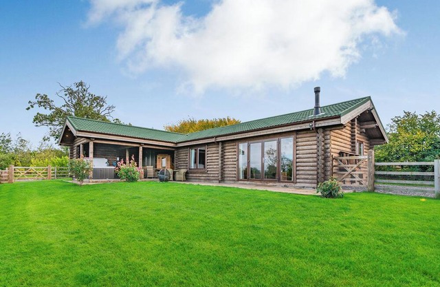 Deluxe and spacious lodge perfect for a romantic retreat.