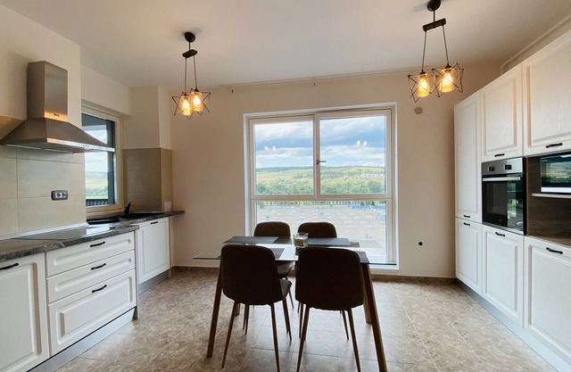 Deluxe Apartment with balcony and private parking in Colvmna Residence