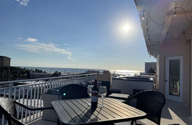 Deluxe Beach House w/Private, End Unit Rooftop, Hot Tub & Stunning Views