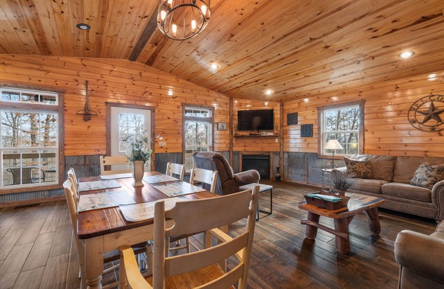 Deluxe Cabin w/fireplace. Near Buffalo River, Hiking nearby, WIFI!
