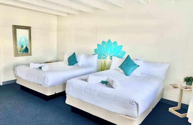 DELUXE DOUBLE BED 2 QUEEN BEDS - SLEEPS 4 - NON-SMOKING